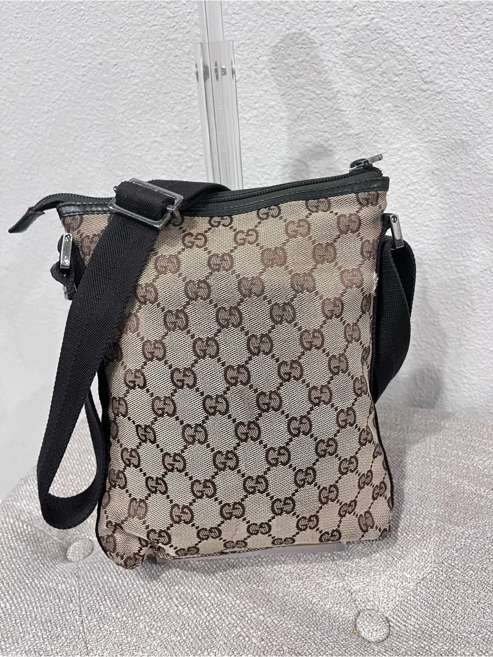 GUCCI GG CANVAS MESSENGER BAG.